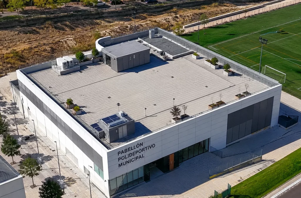 cubierta_transitable_edificio_deportivo_solurban